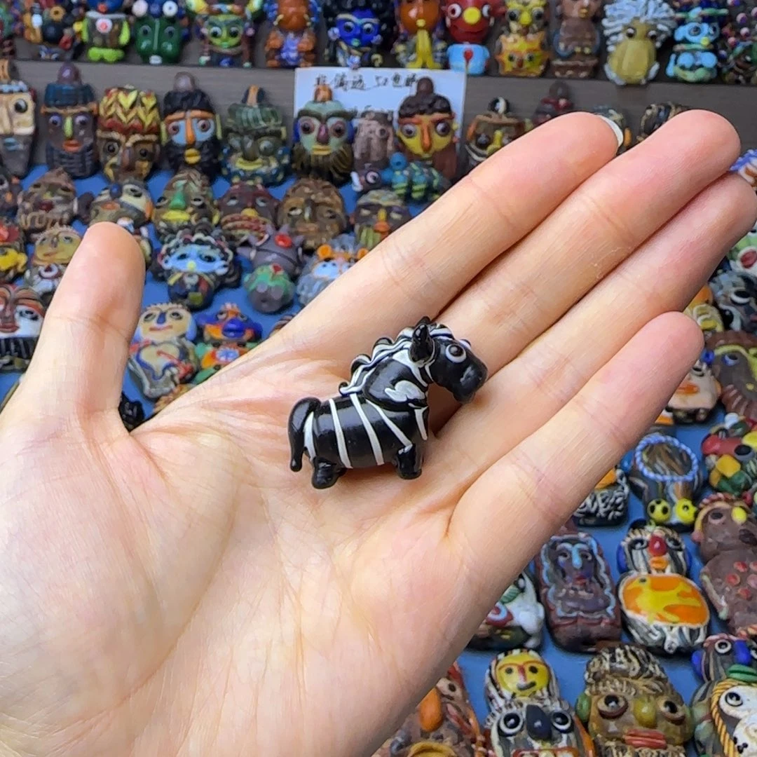 琉璃非金属玻璃颈饰小斑马