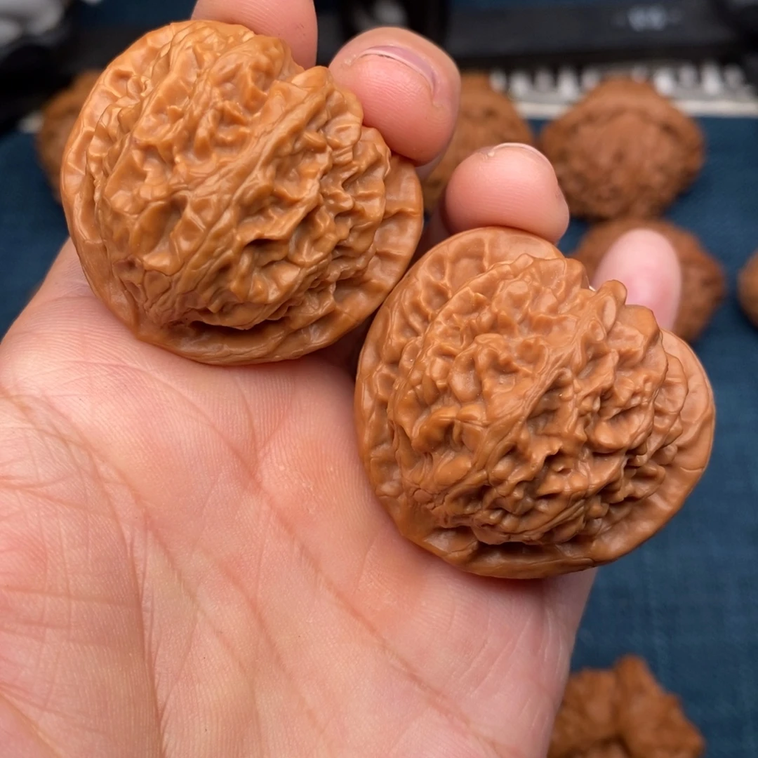 文玩核桃把件40红皮老树桃心宫灯