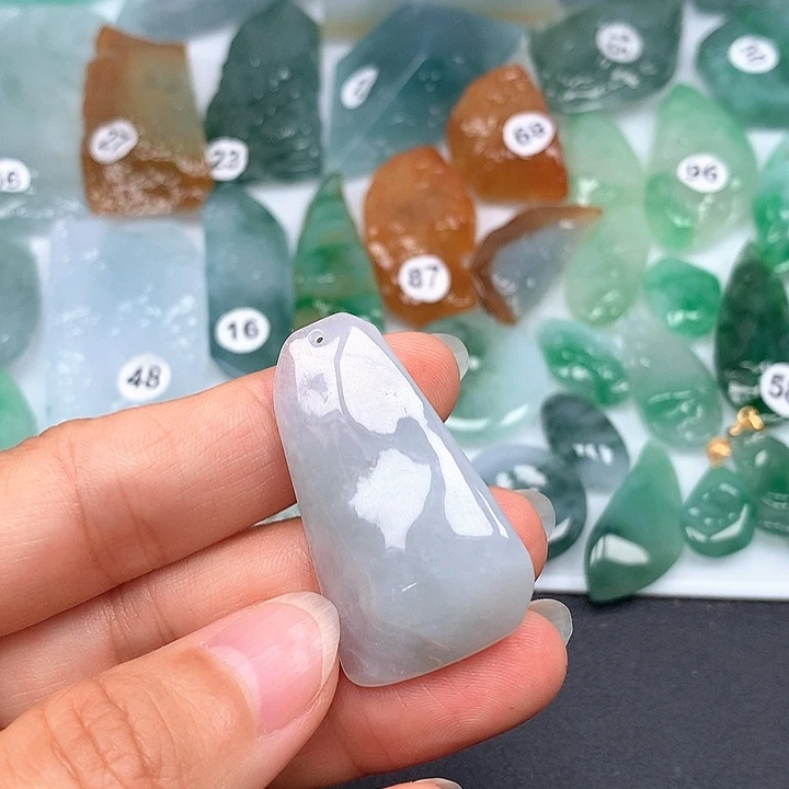 翡翠未镶嵌颈饰随型