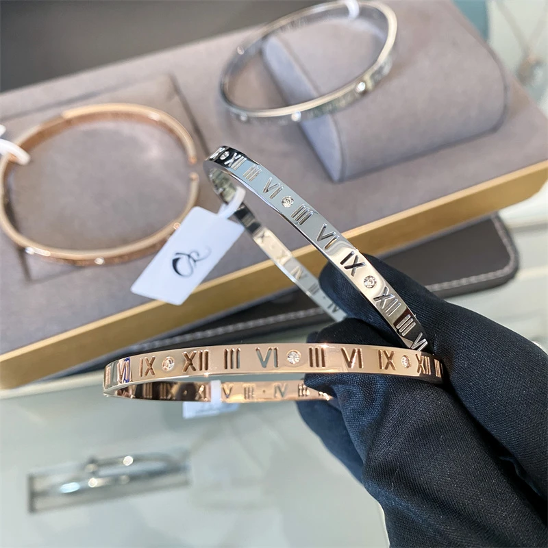 钛钢合成锆石手镯 轻奢罗马数字镶钻素圈男女手环手镯节日礼物