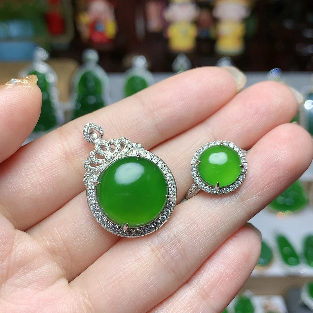 颈饰未镶嵌和田玉（碧玉）戒指