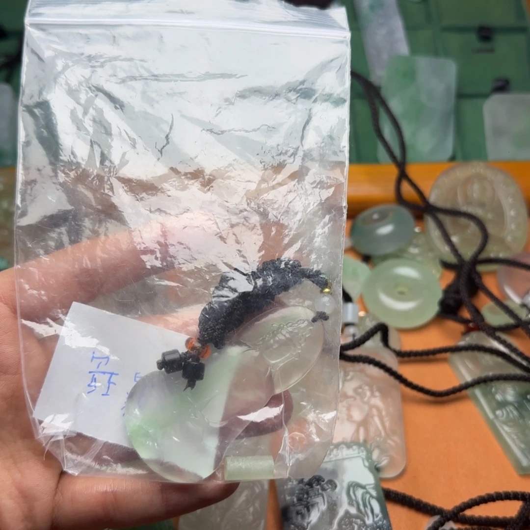 翡翠未镶嵌颈饰观音