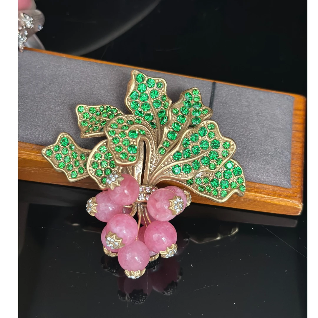 锌合金玻璃胸针 精致胸花复古vintage粉色萝卜胸针百搭