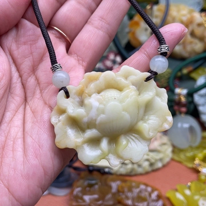 蛇纹石玉未镶嵌颈饰