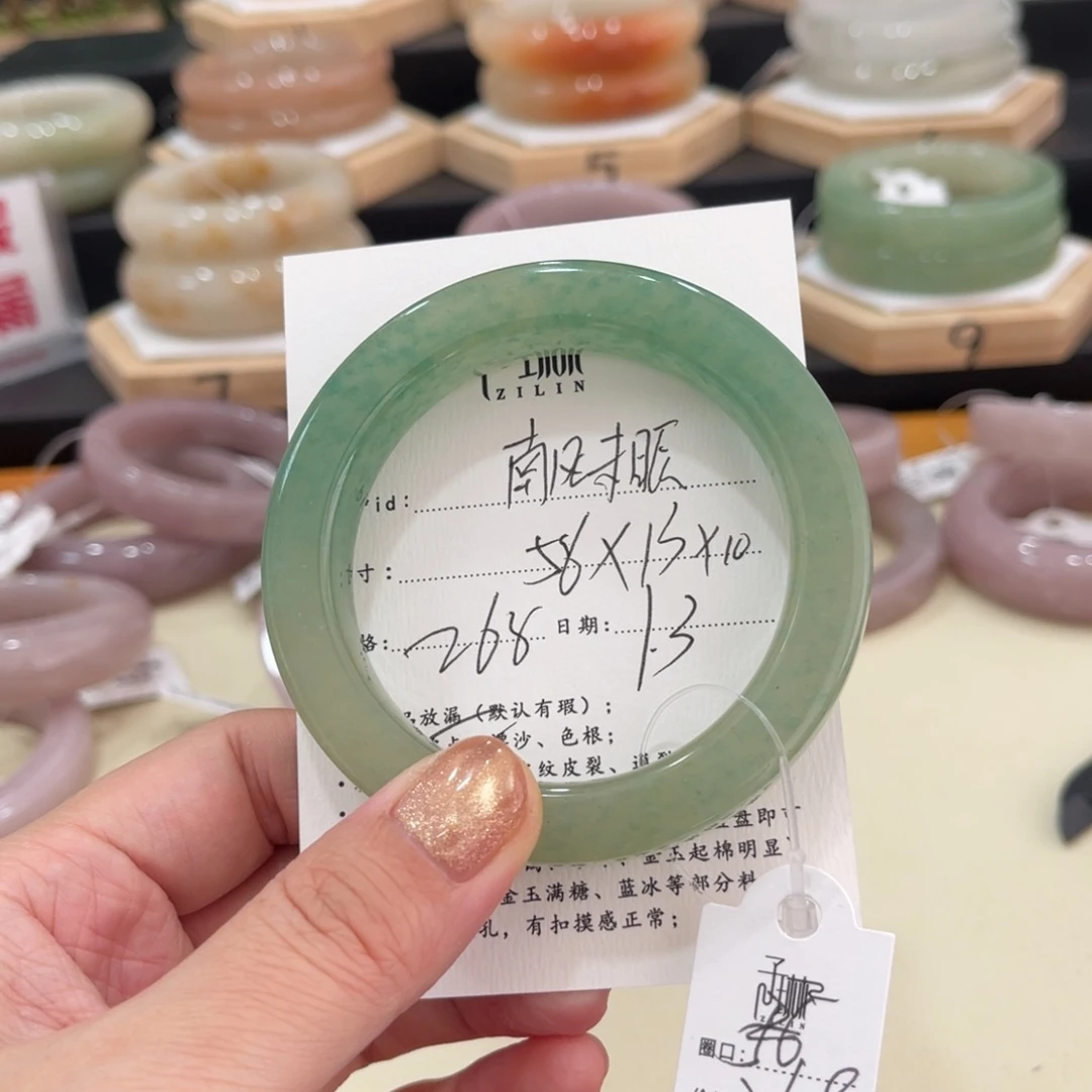 未镶嵌手镯石英质玉南****?