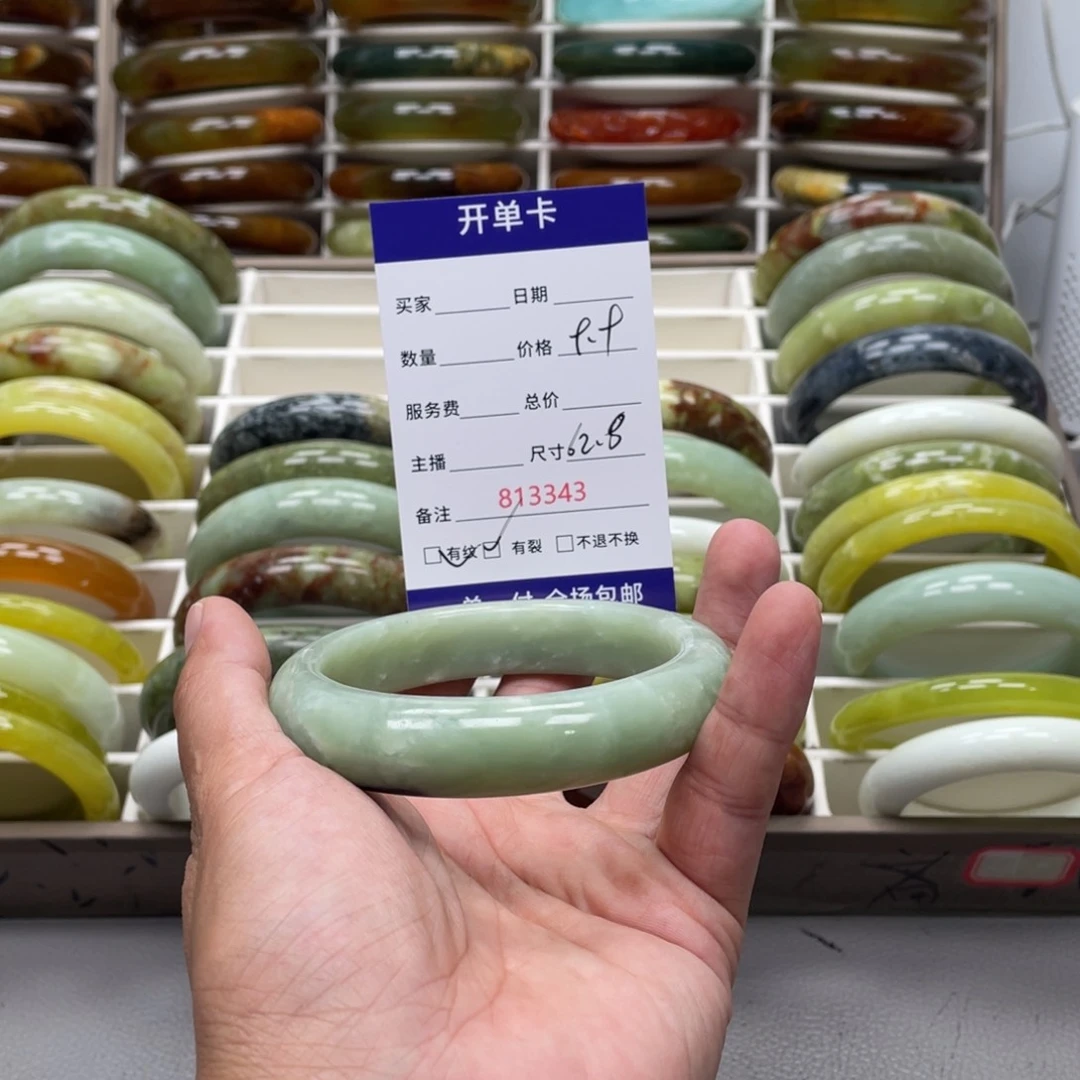 呓***。蛇纹石玉未镶嵌手镯