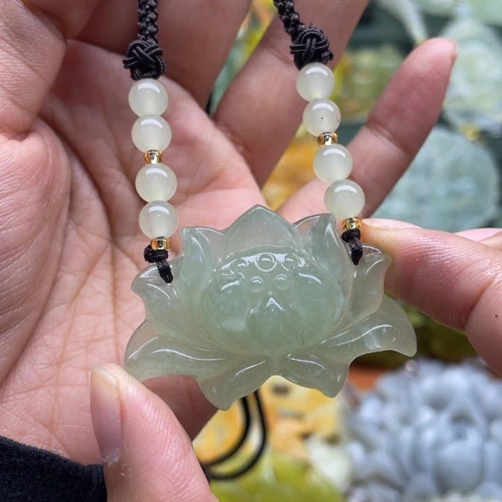 虹***虹未镶嵌岫玉吊坠毛衣链锁骨链