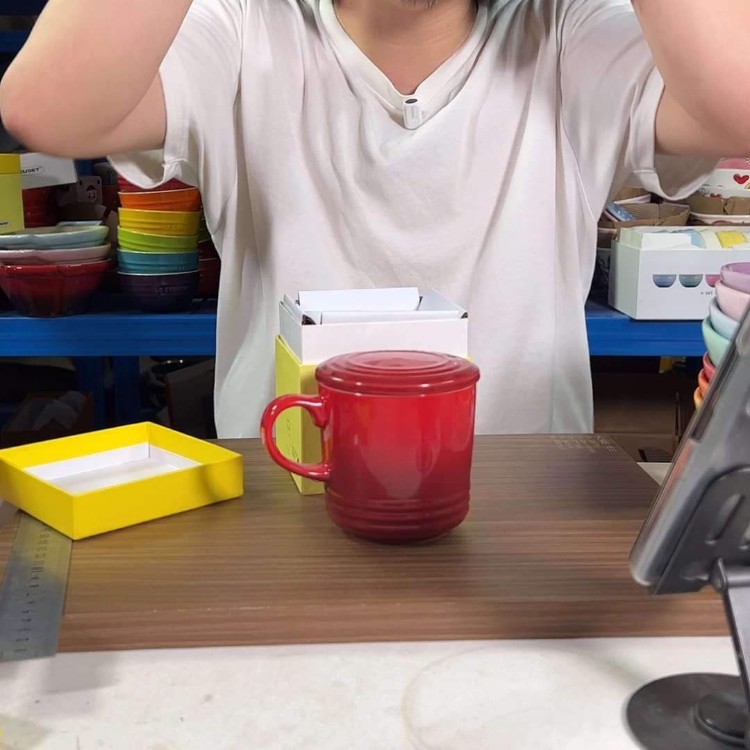 陶瓷红色带盖bei子的