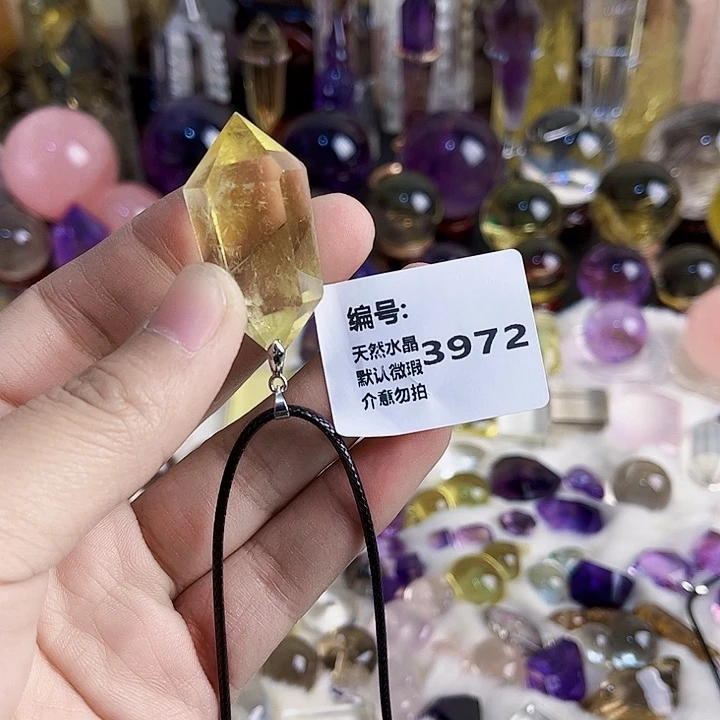 兔***安未镶嵌颈饰水晶吊坠