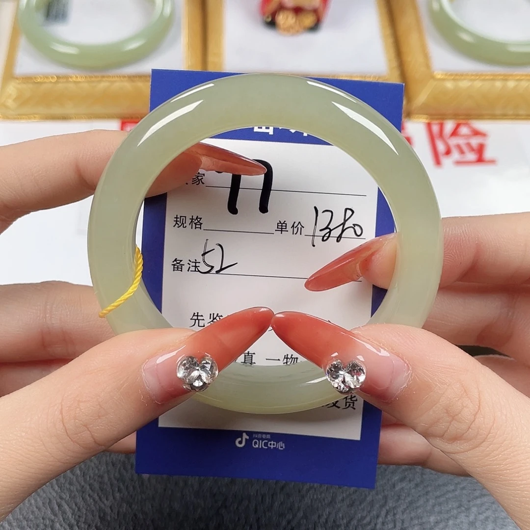 和田玉未镶嵌手镯