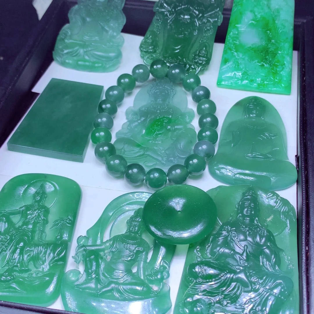 巴****定制翡翠未镶嵌天然翡翠A货毛货挂件