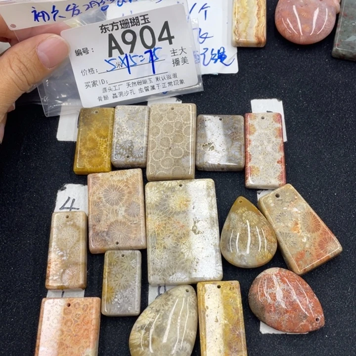 硅化珊瑚（珊瑚玉）颈饰合金O****g