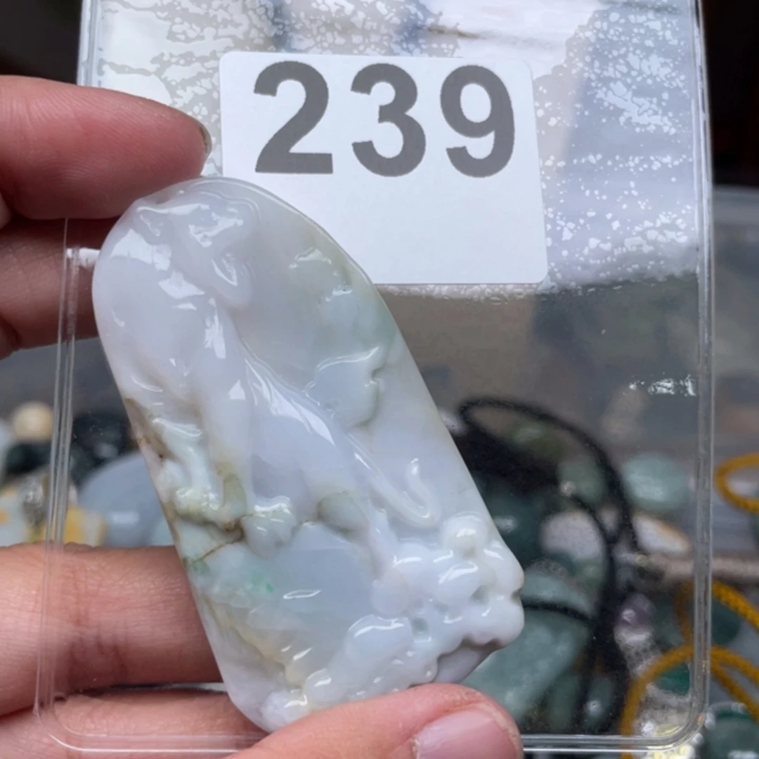 【闪购商品】翡翠颈饰未镶嵌虎**空翡翠