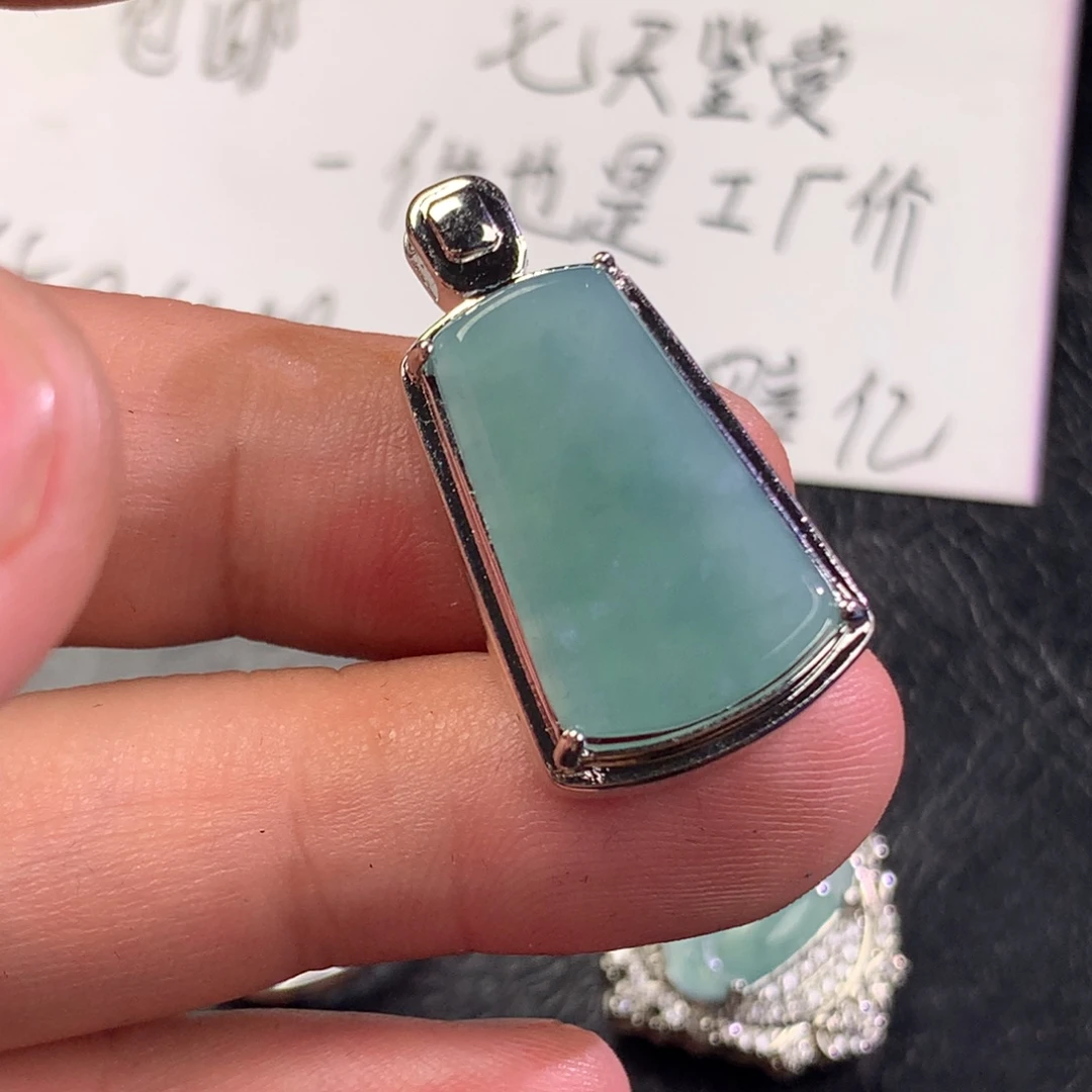 翡翠未镶嵌颈饰无事牌