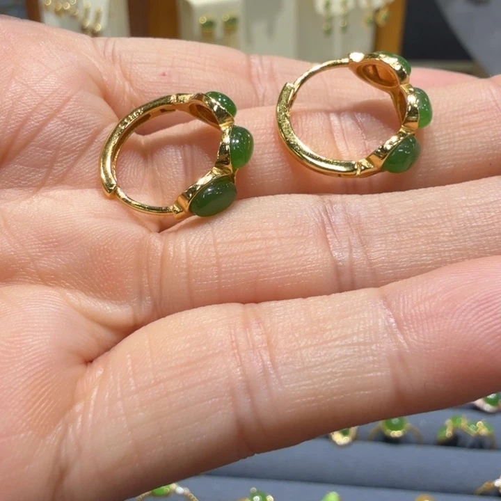 夏***朵和田玉手镯未镶嵌