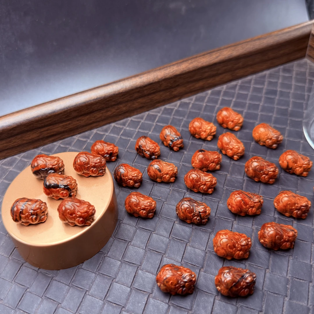 【红降雕刻】海南红降 迦南香 貔貅雕刻1.7cm