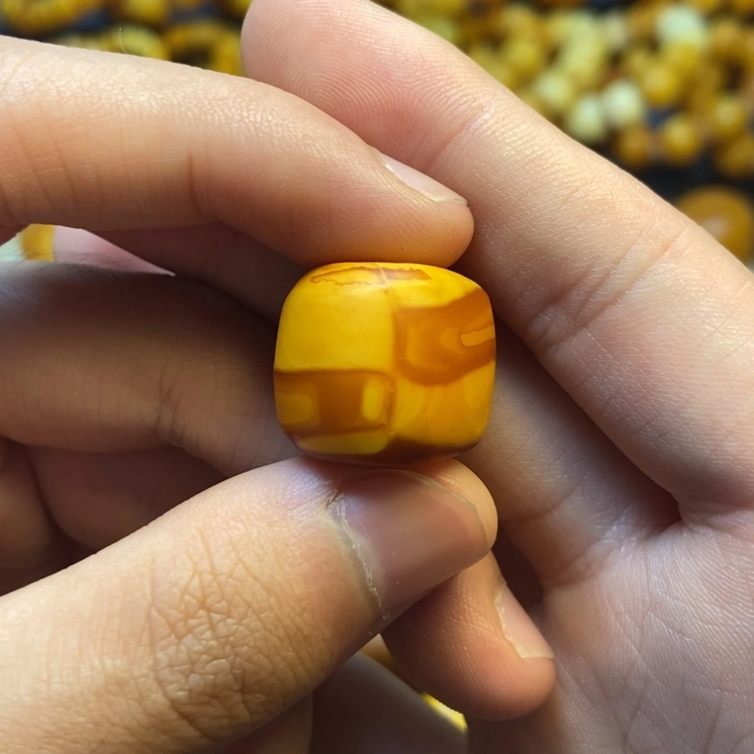 蜜蜡未镶嵌珠宝奇石