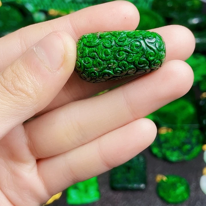 翡翠未镶嵌颈饰多样性