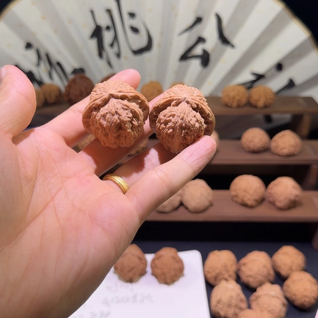 文玩核桃吊坠三角白