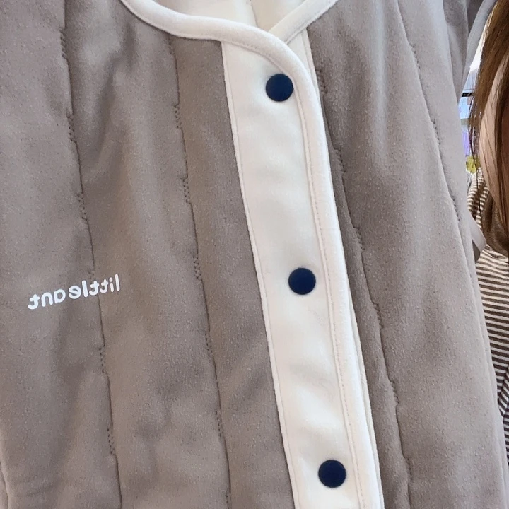 180咖色马甲男童