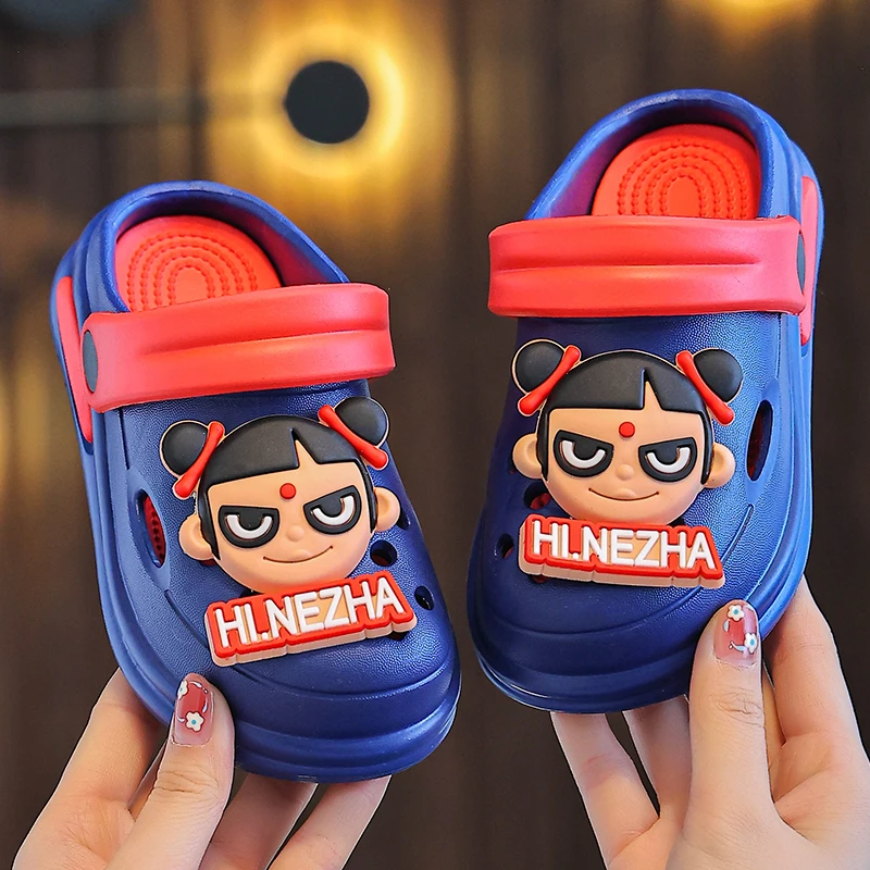 哪吒儿童洞洞鞋夏季可爱卡通公主鞋女童宝宝包头时尚拖鞋卡皮巴拉