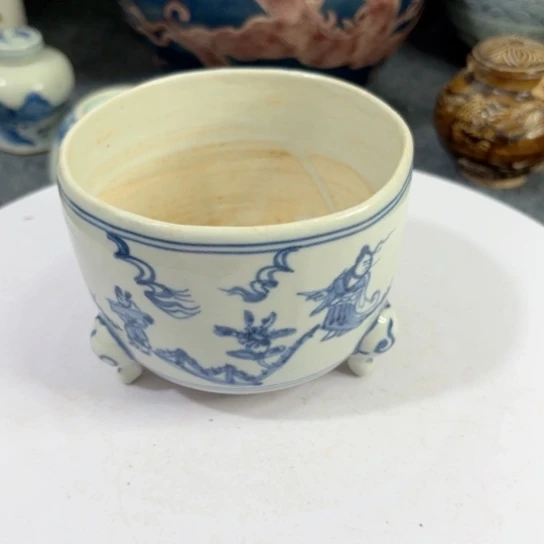 一个青花人物故事三足炉