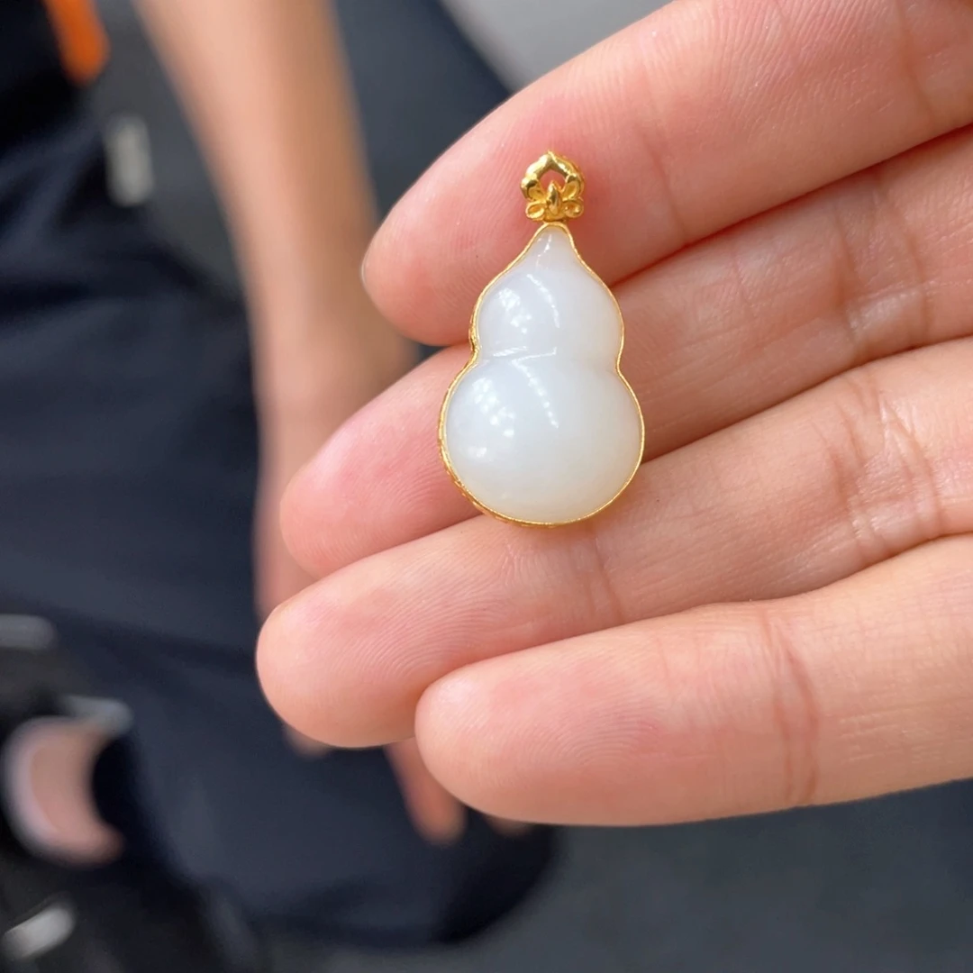 和田玉18K金镶嵌颈饰云****光