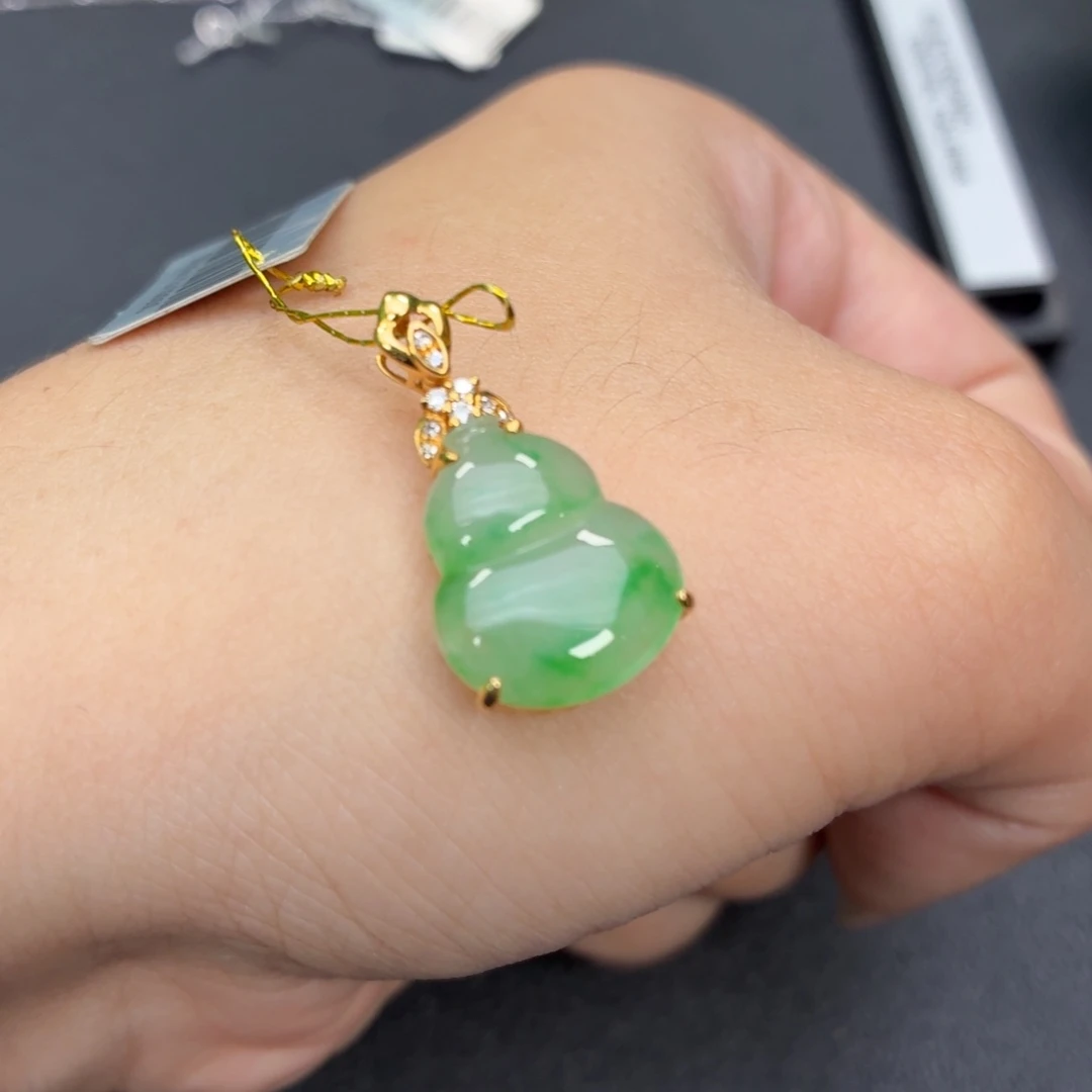 翡翠18K金镶嵌颈饰