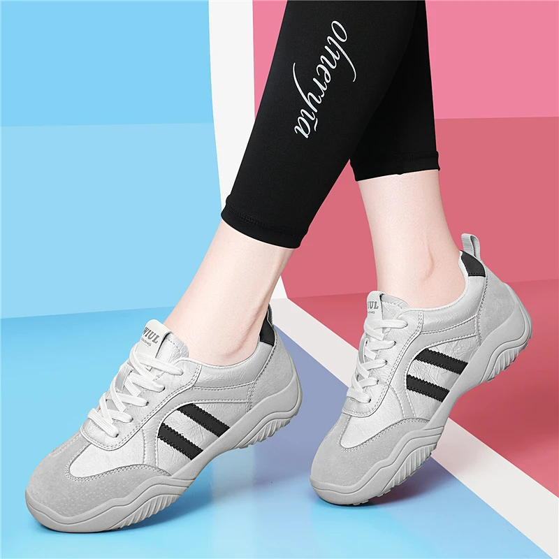 女子透气系带德训鞋2025秋冬新款轻便阿甘鞋显脚小软底运动休闲鞋