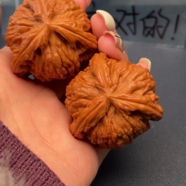 迟***遇文玩核桃吊坠白狮子