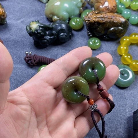 颈饰未镶嵌和田玉（糖玉）