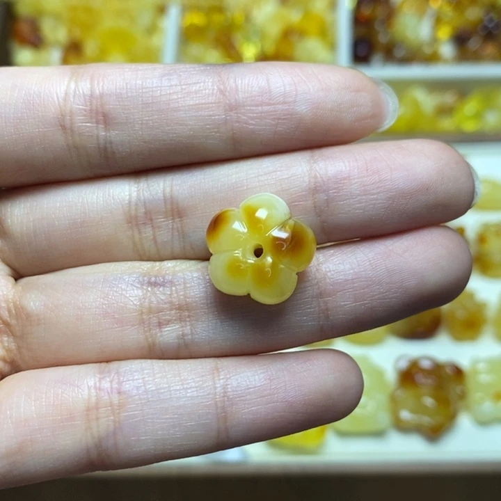 琥珀未镶嵌裸石五瓣花