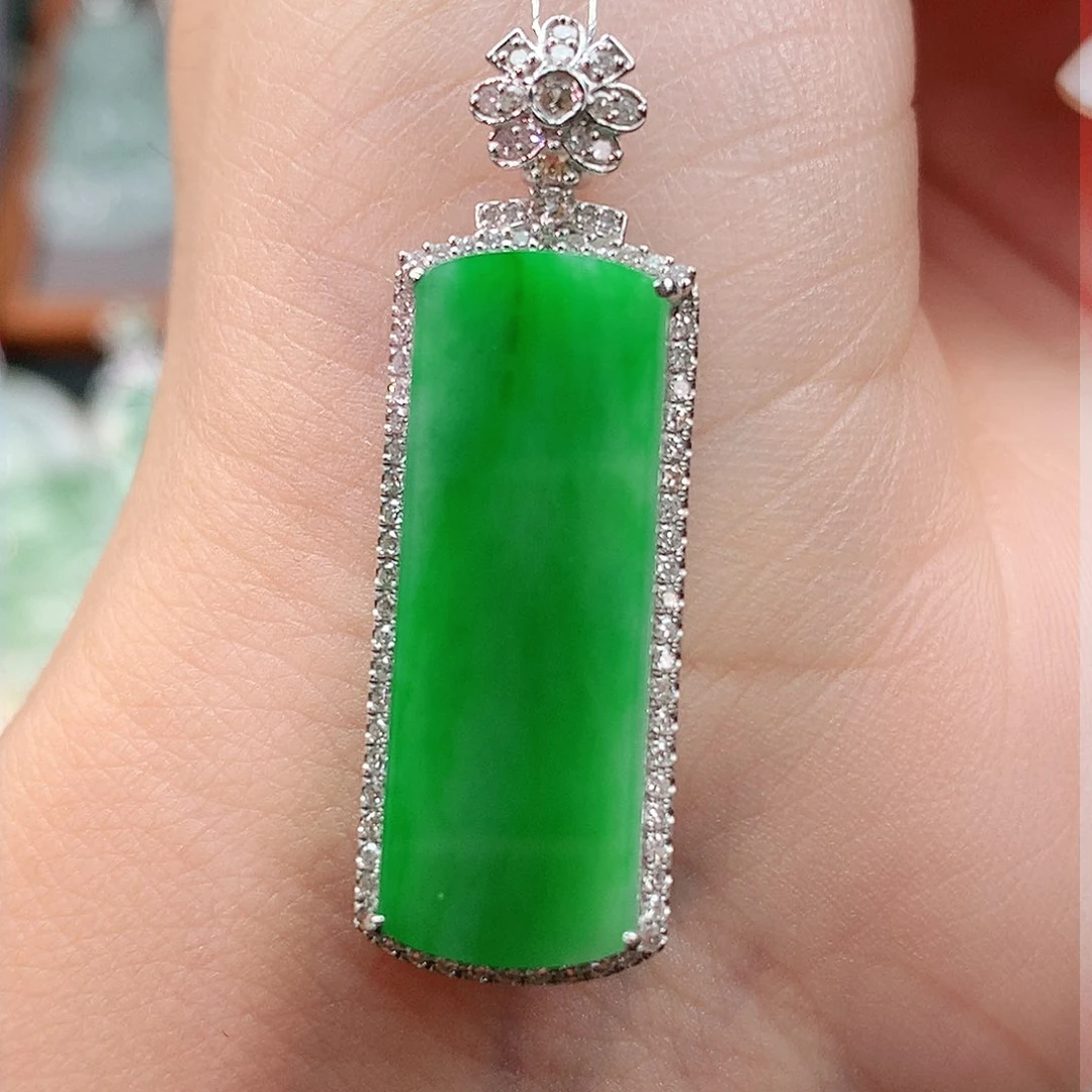 颈饰18K金镶嵌翡翠无事牌