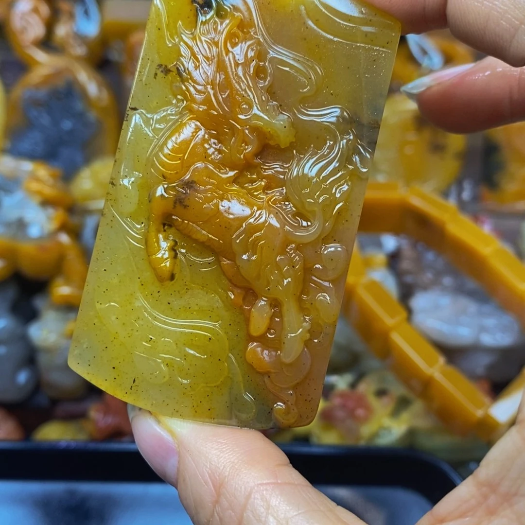 未镶嵌石英质玉（黄龙玉）颈饰