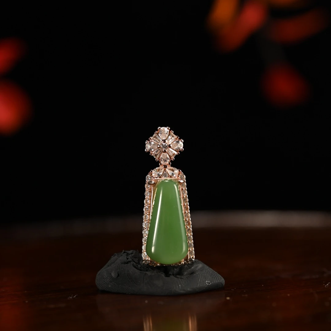 LOT8802 25YU109669和田玉粉青挂件/匡时