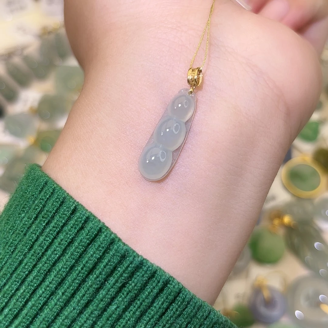 翡翠18K金镶嵌颈饰豆子