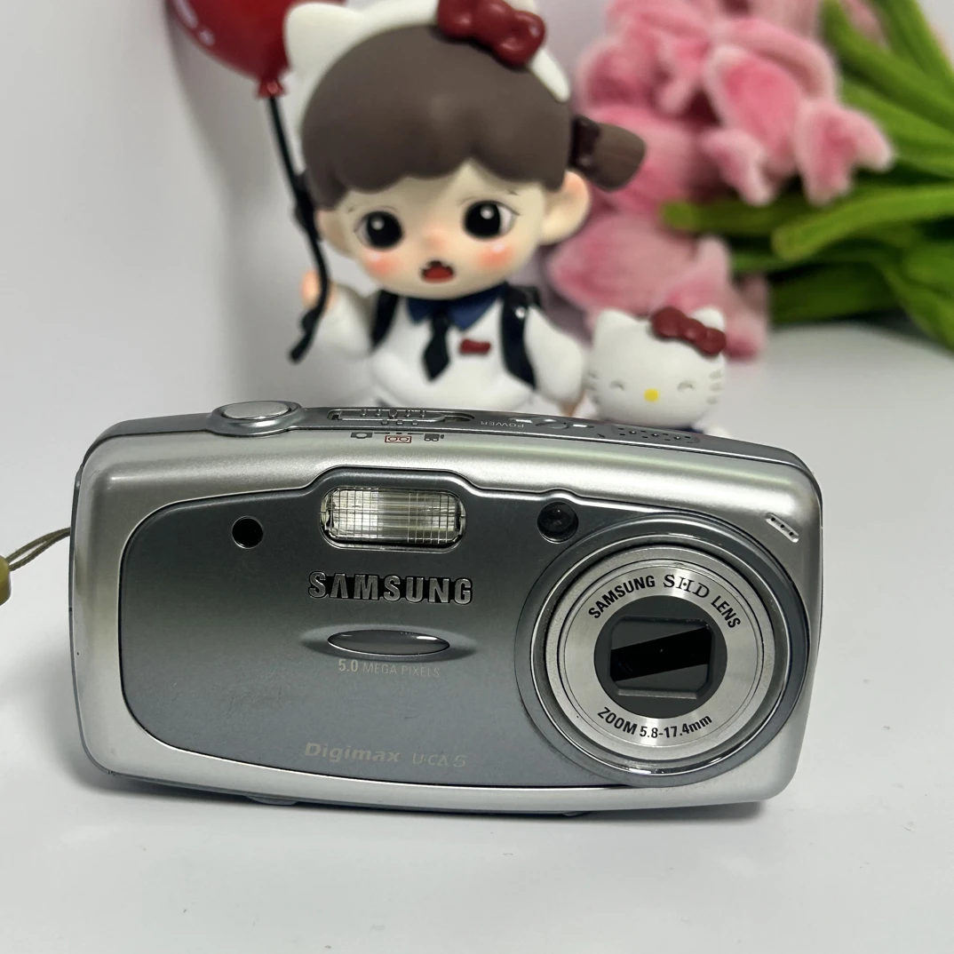 UCA5数码相机，银色，500万像素，3倍光学变焦。