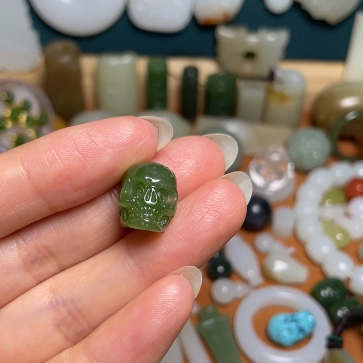 小***菜和田玉（碧玉）未镶嵌颈饰