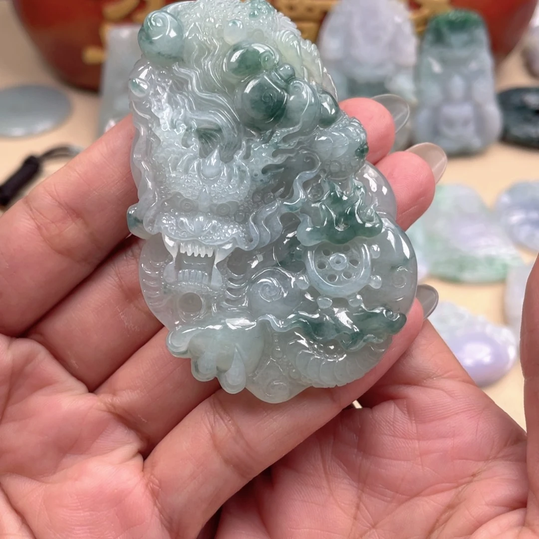 翡翠未镶嵌颈饰龙牌