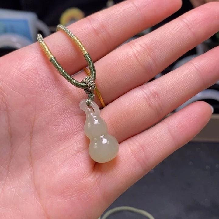 和田玉未镶嵌颈饰葫芦