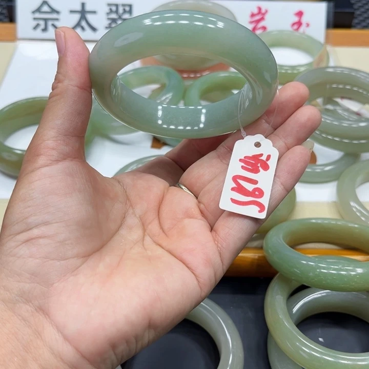 石英质玉手镯未镶嵌衣****_
