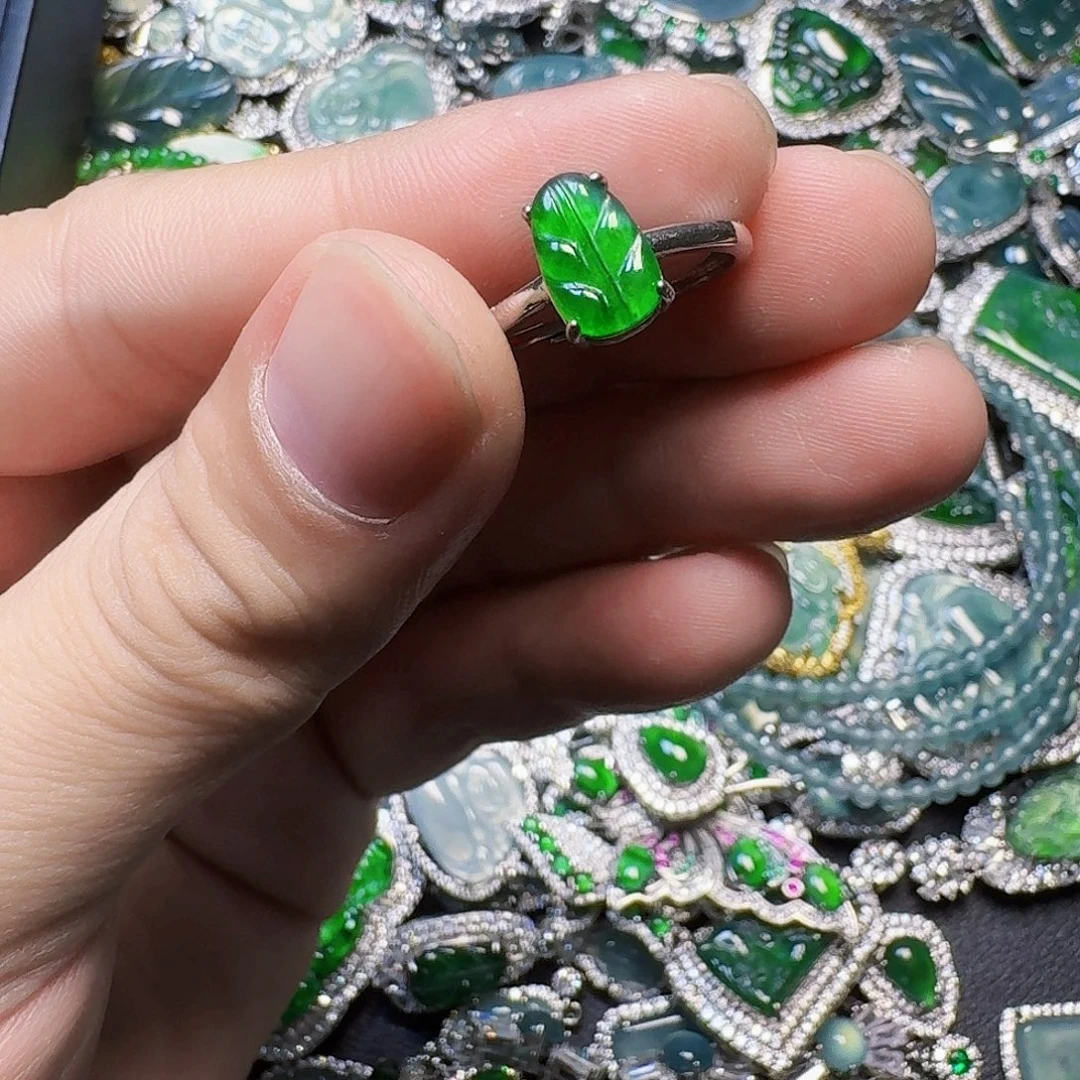 翡翠未镶嵌颈饰天然A货翡翠放漏