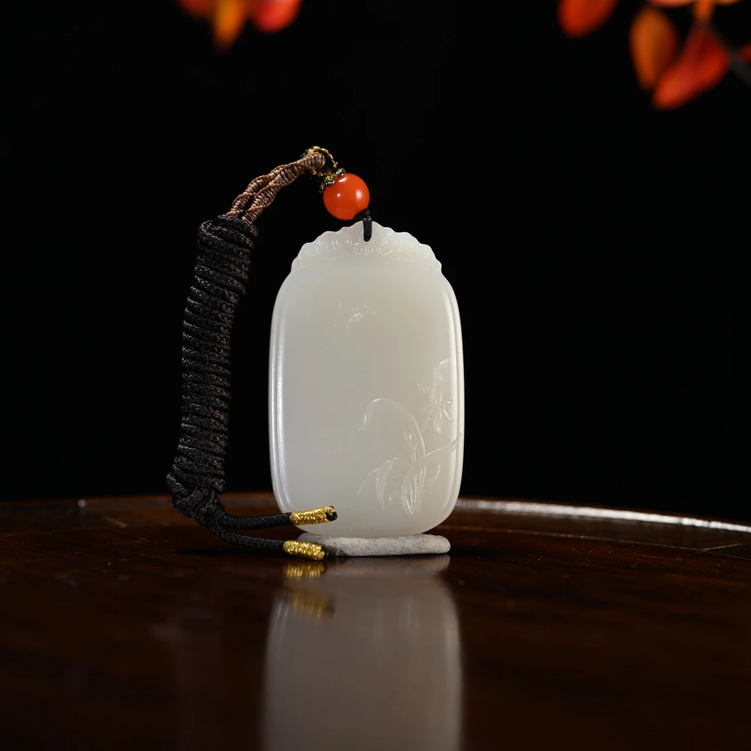 Lot8838 2511250161和田玉白玉兰花挂牌/保利