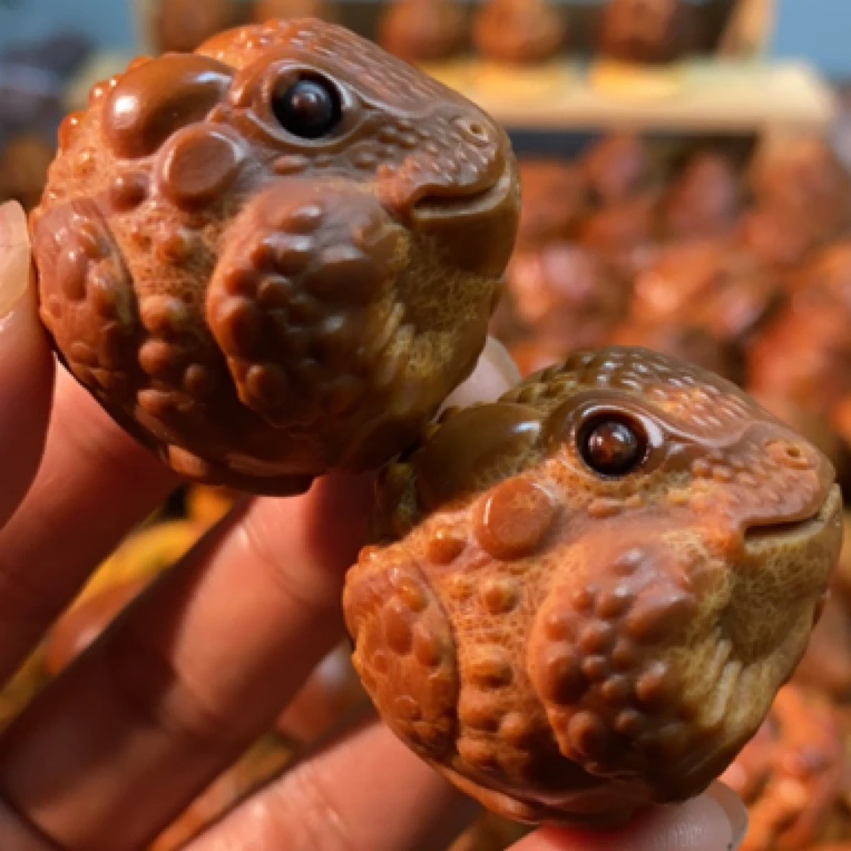 卡36-37三足金蟾巴西大橄榄核雕吞金兽纯手工把件一对