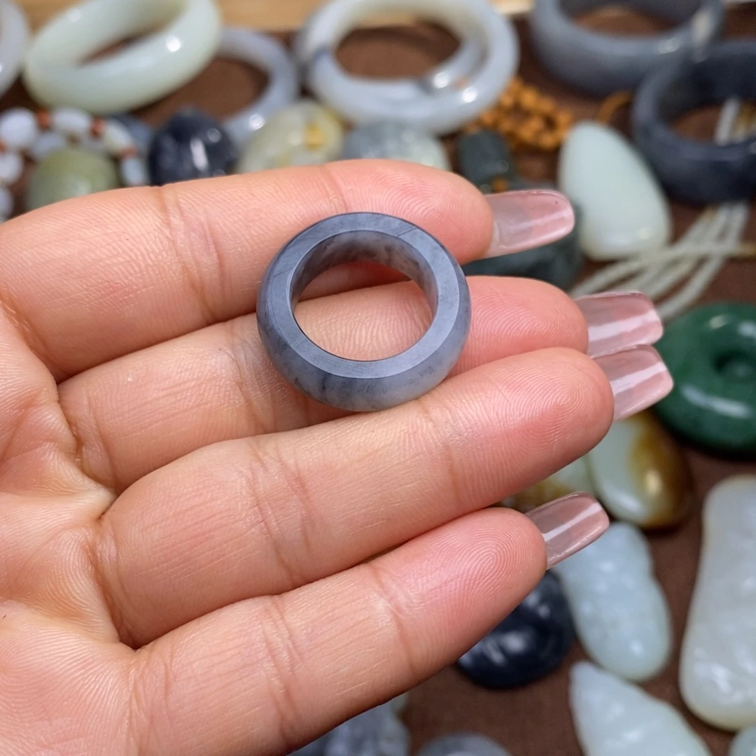 小****和田玉未镶嵌颈饰