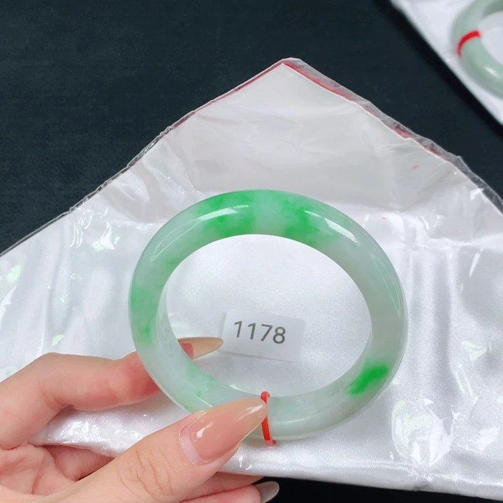 翡翠手镯未镶嵌天然翡翠手镯04