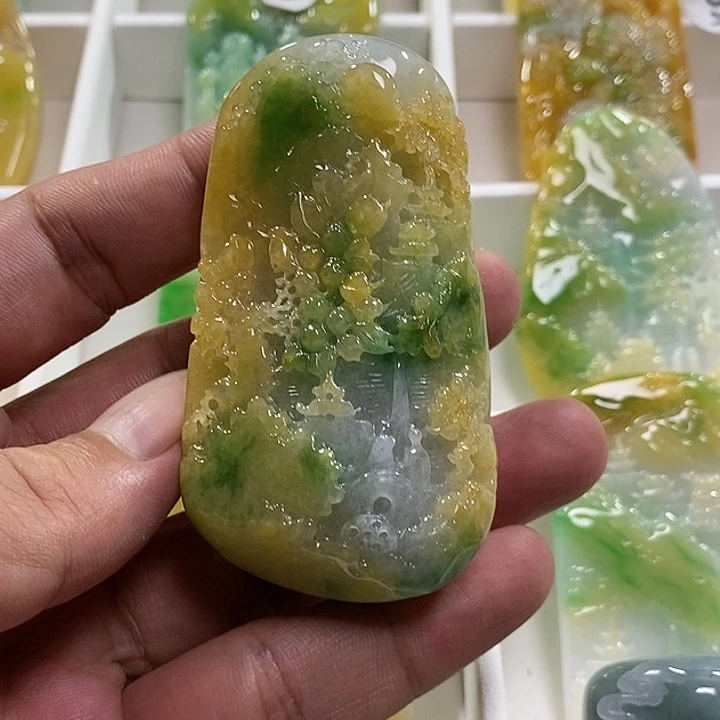 翡翠未镶嵌颈饰鸿**头山水