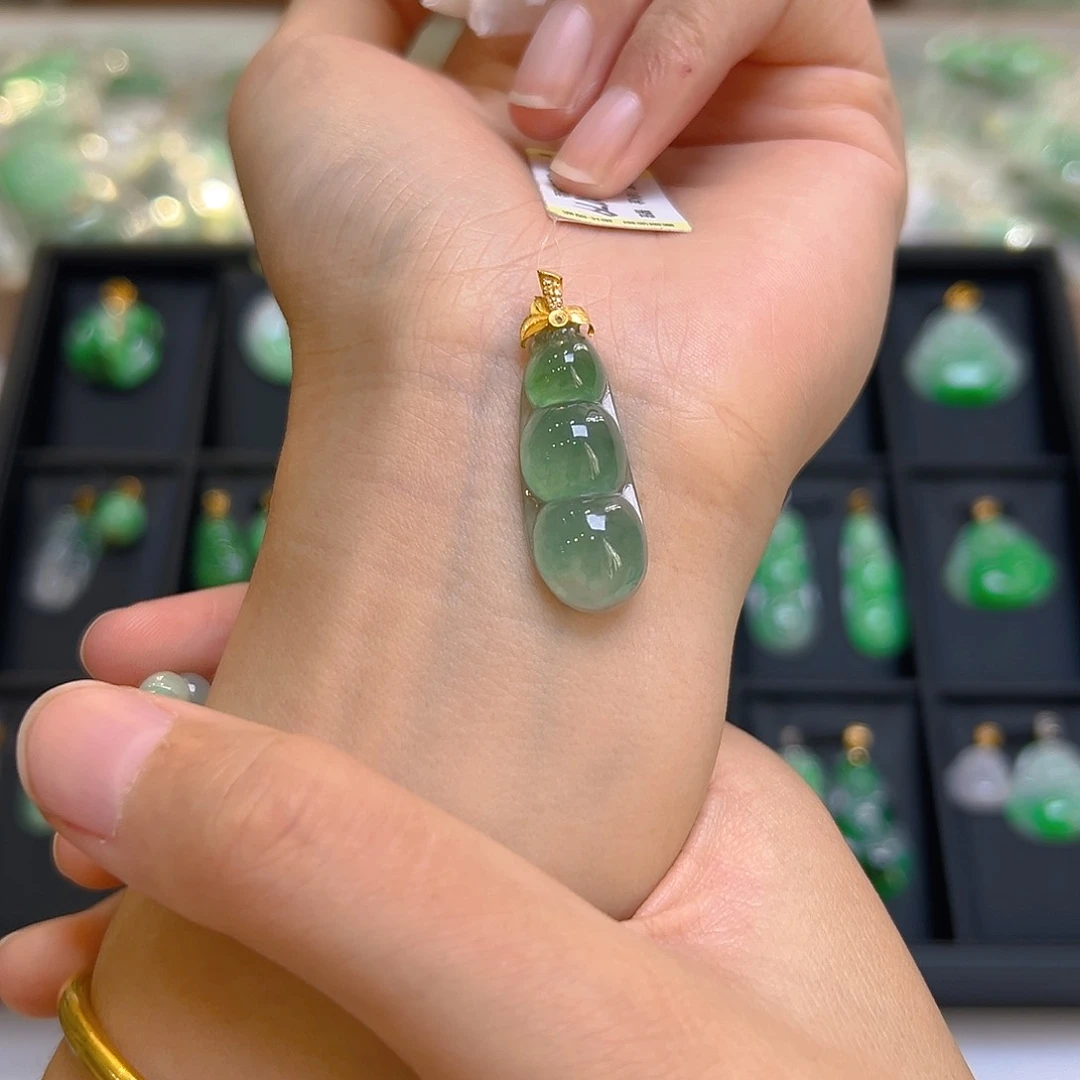 翡翠18K金镶嵌颈饰我