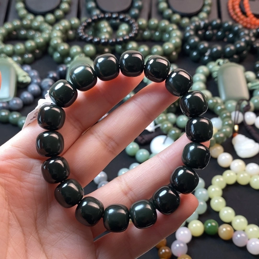 王***三和田玉未镶嵌颈饰