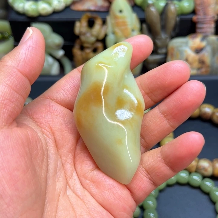 未镶嵌岫岩老玉(透闪石质玉)挂件忘*草